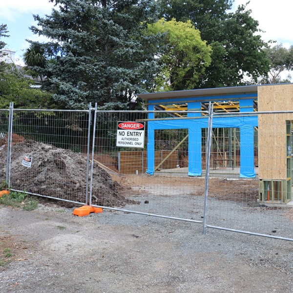 do you deliver and set up temporary fencing and what's the price for this in Lake Geneva
